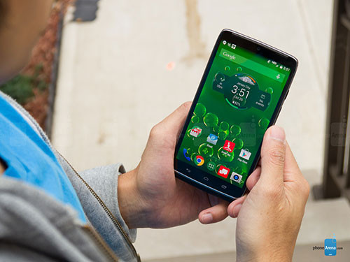 Motorola Droid Turbo. Ra mắt tại Mỹ cuối năm 2014, Motorola Droid Turbo dày 11,2mm, pin 3.900mAh, lớn hơn nhiều so với pin của phần lớn smartphone cao cấp khác. Ngoài pin “khủng”, Droid Turbo còn có nhiều tính năng thú vị như màn hình 5.2 inch Quad HD, camera 20.7MP, chip Snapdragon 805 lõi tứ, RAM 3GB.