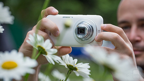 Samsung Galaxy K Zoom. Cuối cùng là smartphone của Samsung, Galaxy K Zoom với độ dày 16,6mm. Thực chất, nó là thiết bị lai giữa điện thoại và máy ảnh. Dù chỉ mang cấu hình tầm trung, ống kính zoom quang 10x của Galaxy K Zoom thích hợp với những người muốn dùng điên thoại chụp ảnh thay vì máy ảnh. Ngoài ra, máy dùng đèn flash Xenon, chống rung quang học, nhiều chế độ chỉnh tay.