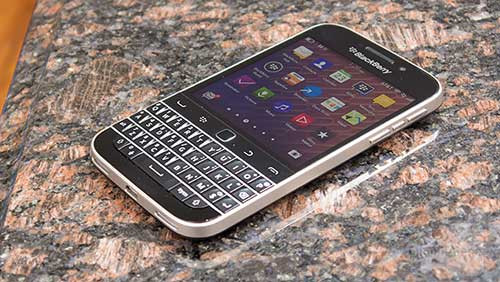 BlackBerry Classic. Điện thoại dùng bàn phím QWERTY là hàng hiếm hiện nay, vì vậy Classic của BlackBerry là lựa chọn tuyệt vời cho những ai còn muốn bấm phím cứng, không thích Android, iOS hay Windows Phone. Classic dày 10.2 mm, chạy BlackBerry 10, màn hình 3.5 inch độ phân giải 720 x 720 pixel, camera sau 8MP, chip Snapdragon S4 lõi kép, RAM 2GB, bộ nhớ 16GB có thể mở rộng, pin 2.515 mAh.