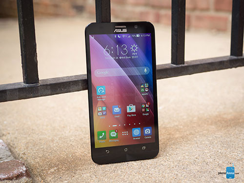 Asus ZenFone 2. Asus không nổi tiếng với các smartphone siêu mỏng, vì vậy không ngạc nhiên khi ZenFone 2, “át chủ bài” mới nhất của hãng, dày tới 10,6mm. Được giới thiệu đầu năm nay với tư cách smartphone đầu tiên trên thế giới dùng RAM 4GB, ZenFone 2 (model ZE551ML) chạy Android Lollipop, chip Intel Atom lõi tứ 2.3GHz, camera sau 13MP, bộ nhớ 64GB và pin 3.000mAh. ZenFone 2 là lựa chọn dành cho những ai không muốn bỏ ra hơn 300 USD để mua smartphone nhưng vẫn sở hữu cấu hình hạng ưu.