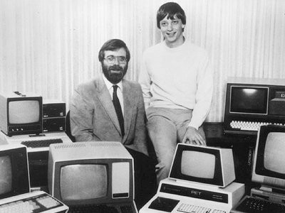 Lịch sử của Microsoft bắt đầu với ngày thành lập, 4/4/1975 ở Albuquerque, New Mexico bởi hai người bạn thời thơ ấu cùng đam mê máy tính là Paul Allen (trái) và Bill Gates (phải).