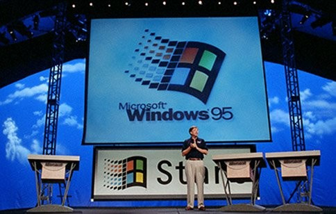 Windows 95 phát hành 8/1995, là bước ngoặt lớn của Microsoft. Với Internet Explorer, Recycle Bin và nút Start đều xuất hiện ở phiên bản này. Thiết kế cơ bản của Windows hầu như không thay đổi từ đây cho đến Windows 8. Người dùng đã xếp hàng mua nó giống như iPhone bây giờ.