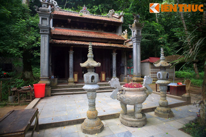 Xuất phát từ tín ngượng đậm chất nhân văn trên, đền thờ Thủy Phủ Long Vương bên suối cá thần được xây dựng để bảo vệ đàn cá và mong cầu hạnh phúc cho dân cư.
