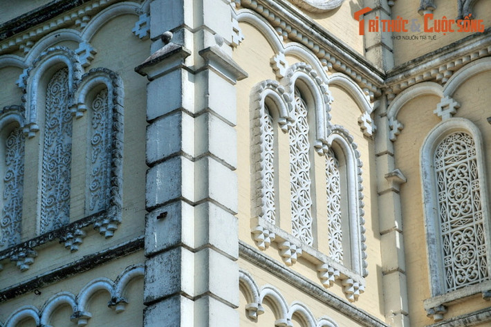 Mặt ngoài nhà thờ rất tráng lệ với những họa tiết trang trí và hoa văn đắp nổi cầu kỳ. Mỗi ô cửa sổ được tạo tác rất công phu. Diềm mái kết hợp hài hòa với vẻ đẹp của các ô cửa.