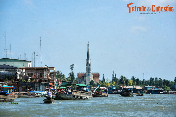 2. Thiên Chúa giáo: Nhà thờ Cái Bè (huyện Cái Bè, tỉnh Tiền Giang). Tọa lạc bên ngã ba sông Cái Bè – nơi tụ họp của chợ nổi Cái Bè nổi tiếng, nhà thờ Cái Bè nổi bật giữa một vùng sông nước tấp nập thuyền bè qua lại.