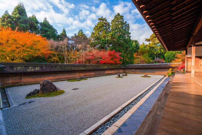 6. Vườn chùa Ryoan-ji (Long An Tự, thành phố Kyoto, phủ Kyoto). Khu vườn này nổi tiếng với vườn thiền có 15 viên đá to nhỏ khác nhau. Chúng được sắp đặt sao cho chỉ có thể nhìn thấy 14 viên đá từ mọi góc độ. Tương truyền, để nhìn được tất cả 15 viên đá cùng lúc, người ta phải đạt được giác ngộ. Ngoài ra nơi đây còn có một khu vườn nước và trà thất. Ảnh: The Gate.