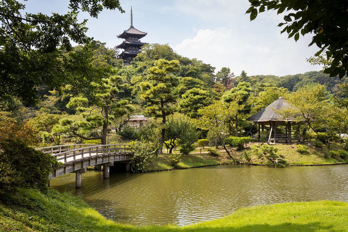 11. Vườn Sankei-en (Tam Khê Viên, thành phố Yokohama, tỉnh Kanagawa). Khu vườn này do thương nhân tơ lụa Tomitaro Hara cho xây dựng, khai trương vào năm 1906 và tặng lại thành phố Yokohama năm 1953. Trong vườn có nhiều tòa nhà cổ được mua từ khắp Nhật Bản, gồm một ngôi chùa 3 tầng từ Kyoto. Ảnh: Nippon.com.