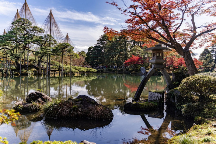  1. Vườn Kenroku-en (Kiêm Lục Viên, thành phố Kanazawa, tỉnh Ishikawa). Cổ nhất trong "Nhật Bản tam danh viên" (Ba khu vườn nổi tiếng Nhật Bản), Kenroku-en hình thành từ thập niên 1620, từng là nơi tổ chức sự kiện của các lãnh chúa gia tộc Maeda. Trong khu vườn nằm bên lâu đài Kanazawa này có một trà thất và khu thờ tự. Ảnh: Snow Monkey Resorts.
