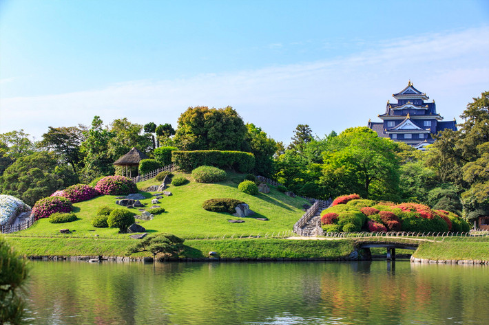 2. Vườn Koraku-en (Hậu Lạc Viên, thành phố Okayama, tỉnh Okayama). Cũng nằm trong "Nhật Bản tam danh viên", Koraku-en được lãnh chúa Ikeda Tsunamasa cho xây dựng cạnh lâu đài Okayama vào năm 1700 để làm nơi chiêu đãi những vị khách quan trọng. Khu vườn này nổi tiếng với những cây mận, anh đào và phong tuyệt đẹp. Nơi đây cón có một trường bắn cung. Ảnh: The Japan Times.