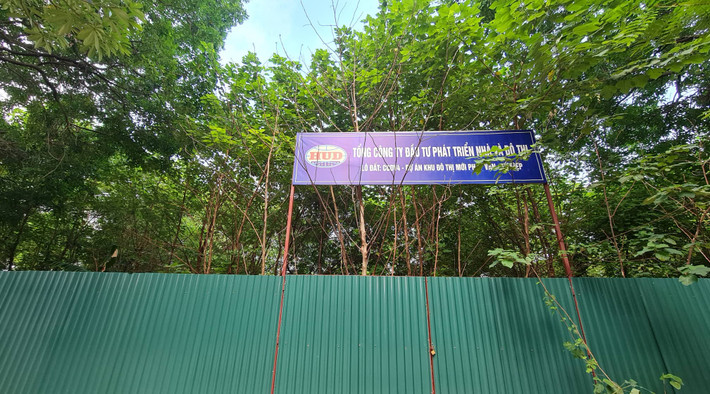 Tổng công ty Đầu tư phát triển nhà và đô thị - Tổng công ty HUD là chủ đầu tư 6 khu đô thị trên địa bàn quận Hoàng Mai, Hà Nội. Ảnh: Khu đô thị Pháp Vân - Tứ Hiệp của HUD còn rất nhiều lô đất bỏ hoang.