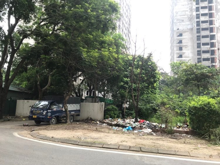 Cảnh nhếch nhác, rác xả bừa bãi tại một lô đất bỏ hoang tại Khu đô thị Pháp Vân - Tứ Hiệp của HUD.