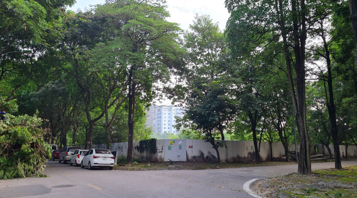 Theo khảo sát của PV vào những ngày đầu tháng 9/2022, những lô đất hoang hóa quây tôn, liên tiếp nhau tại Khu đô thị Pháp Vân - tứ Hiệp.