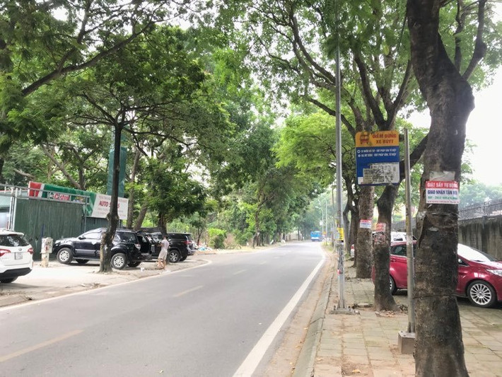 Cửa hàng sửa xe, bãi trông xe mọc lên san sát tại Khu đô thị Pháp Vân - Tứ Hiệp