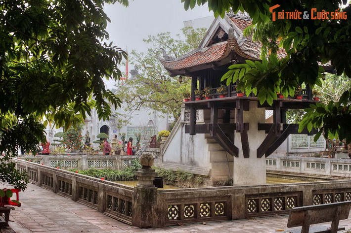 Tương truyền, chùa được xây dựng theo giấc mơ của vua Lý Thái Tông. Theo đó, vào năm 1049, vua đã mơ thấy mình được Phật bà Quan Âm đưa lên tòa sen. Tỉnh dậy, nhà vua kể lại chuyện cho quần thần nghe và được nhà sư Thiền Tuệ khuyên dựng chùa có hình dáng như đài sen.