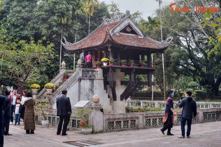 1. Miền Bắc: Chùa Một Cột. Nằm bên Quảng trường Ba Đình, chùa Một Cột nổi tiếng với lối kiến trúc độc đáo gồm một điện thờ đặt trên một cột trụ duy nhất, là một biểu tượng lịch sử của thủ đô Hà Nội cũng như nền văn hóa có bề dày ngàn năm của Việt Nam.