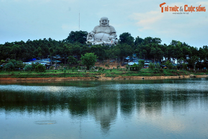 Từ một vùng đất hoang vu, trong những thập niên gần đây núi Cấm đã được đầu tư để trở thành địa điểm du lịch tâm linh tầm cỡ trong khu vực. Điểm nhấn của vùng núi này là hồ Thủy Liêm với tượng Phật Di Lặc khổng lồ soi bóng xuống mặt nước trong xanh