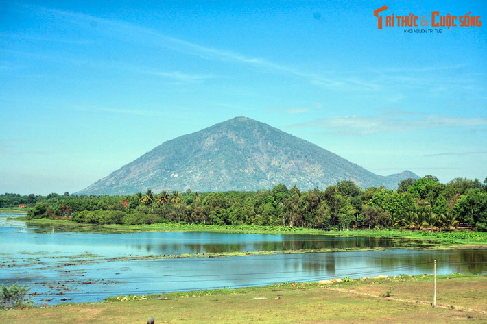1. Nằm cách trung tâm thành phố Tây Ninh (tỉnh Tây Ninh) 11 km, núi Bà Đen là ngọn núi cao nhất Đông Nam bộ và là biểu tượng cho mảnh đất và con người Tây Ninh.