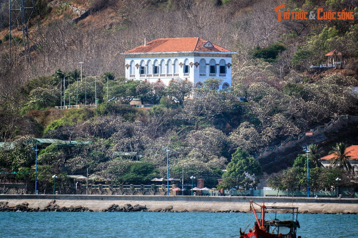 3. Miền Nam: Bạch Dinh Vũng Tàu. Bạch Dinh là một dinh thự cổ đồ sộ nằm ở phía Nam núi Lớn ở TP Vũng Tàu. Công trình nằm ở vị trí cao 27m so với mực nước biển, có ba tầng, mang đậm sắc thái kiến trúc của Pháp thời cuối thế kỷ 19.