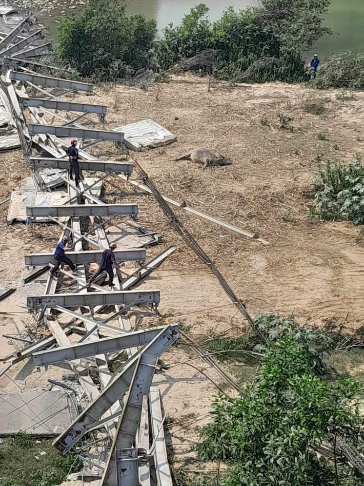 Cụ thể, vào khoảng 13h30’ ngày 6/3, cầu treo Kẻ Nính, xã Châu Hạnh, huyện Quỳ Châu (Nghệ An) bị đổ sập hoàn toàn. Dây văng, khung thép và các tấm bê tông nằm trên bãi bồi, một phần cấu kiện cầu nằm dưới lòng sông. Sau khi sự việc xảy ra, lực lượng chức năng đã tiếp cận hiện trường để điều tra nguyên nhân vụ việc.