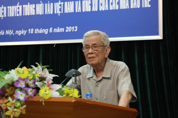 "Làm báo là một nghề. Chỉ làm nghề thì không có tuổi. Nghề nào cũng phải đạt cho được mục tiêu là đưa ra những sản phẩm có ích, được xã hội công nhận. Để đạt được điều đó, với nghề báo, cần lòng yêu nghề, lương tâm nghề nghiệp, trách nhiệm với xã hội, bạn đọc, tính cẩn trọng", nhà báo Hữu Thọ trả lời phỏng vấn báo Sức khỏe & Đời sống.