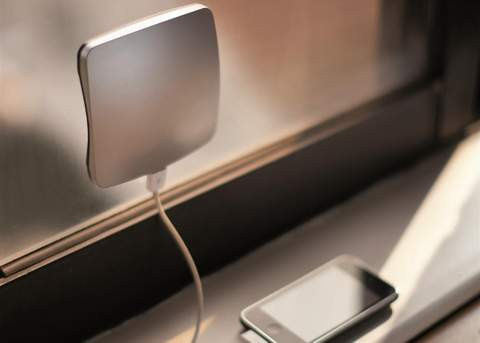Sạc gắn trên cửa sổ. Tuy có kích cỡ nhỏ và năng lượng lưu trữ chỉ ở mức 1800mAh nhưng bạn lại khó bỏ qua thiết bị của XD Design. Bộ sạc này độc đáo ở chỗ nó có thể dính vào cửa kính để lấy năng lượng. Thiết kế của sản phẩm trông lạ mắt, nhiều màu sắc và có giá bán 20USD.