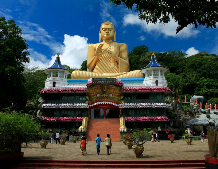 Nằm ở trung tâm của đất nước Sri Lanka, đền vàng Dambulla (còn được gọi là đền thờ động Dambulla) được coi là một trong những kỳ quan Phật giáo quan trọng nhất của thế giới.