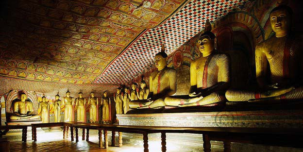 Bên cạnh những tác phẩm nghệ thuật tôn giáo, các hang động ở đền Dambulla còn lưu giữ những chứng cứ về hoạt động của con người từ thời tiền sử tại khu vực này.