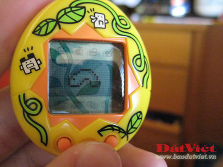 Khi trào lưu Brick game bắt đầu lắng dịu thì đến năm 1996, “gà ảo” Tamagotchi lại gây sóng gió. Chiếc máy điện tử nhỏ xíu này cho phép người chơi chăm sóc những con vật cưng của mình như gà, mèo, chó hay… khủng long. Để mạnh khỏe và trưởng thành, con vật “ảo” đòi hòi phải được cho ăn, vệ sinh, nô đùa… thường xuyên. Khi “vật cưng” bị ốm thì chủ lo ngay ngáy và lỡ “ngủm củ tỏi” thì có khi buồn mấy ngày. Bởi vậy, dù bị nhà trường cấm nhưng nhiều cô bé, cậu bè vẫn mang Tamagotchi tới lớp để lén lút “chăm sóc” trong giờ học.