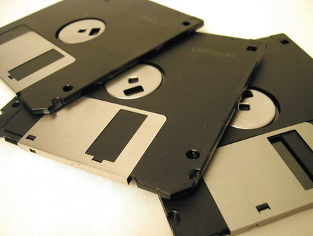 Vào thời buổi sơ khai của tin học, những chiếc đĩa mềm có dung lượng 1,44MB là một phép màu, giúp người dùng có thể copy được ảnh, trò chơi, tài liệu, phần mềm… vào chiếc máy tính cá nhân của mình. Sau nhiều năm “hấp hối” trước sự phát triển của các loại hình lưu trữ tin học khác, chiếc đĩa này đã chính thức bị khai tử vào năm 2010.