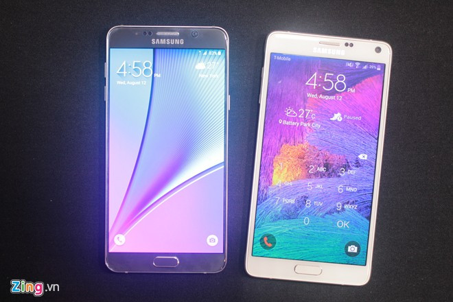  Samsung Galaxy Note 5 (đen, trái) và Galaxy Note 4 (trắng, phải) có tổng thể mặt trước giống nhau, nhưng Note 5 có diện tích hiển thị cao hơn nhờ viền máy siêu mỏng. Các biểu tượng ở màn hình khoá Note 5 trông nhỏ, gọn và phẳng hơn.