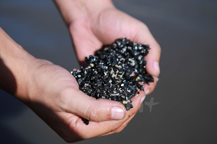 Loại than vụn này được bán với giá chỉ 300 - 400 ngàn/tấn. Nếu chăm chỉ, một người có thể kiếm cả triệu đồng mỗi ngày. (Ảnh: Minh Sơn/Vietnam+)