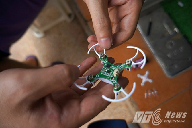 Trên thực tế, máy bay mini là một chiếc nano quadcopter rất nhẹ và có tốc độ bay rất đáng nể, cấu trúc 6 trục giúp đường bay cực kỳ ổn định.