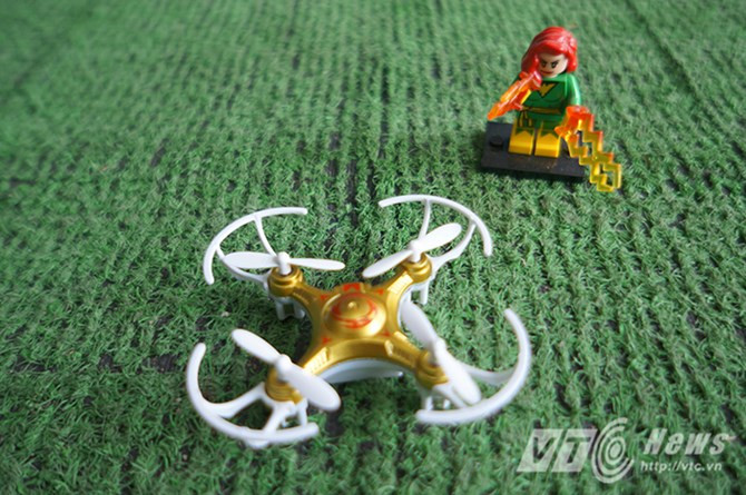 Nhìn bên ngoài, cấu tạo của máy bay mini không có sự khác biệt so với những loại máy bay điều khiển kích thước lớn khác.