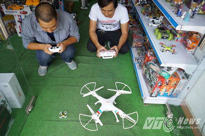 Đọ dáng cùng một chiếc Flycam với kích thước chuẩn.