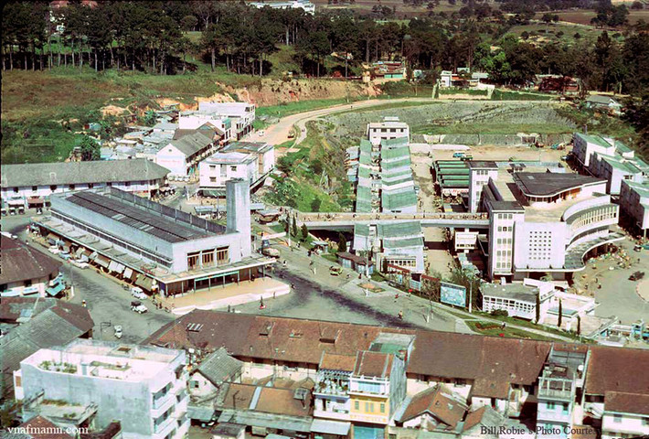 Khu vực trung tâm Đà Lạt trước 1975, với chợ Đà Lạt nằm phía bên phải, hội trường Hòa Bình (nay là rạp phim 3/4) bên trái.
