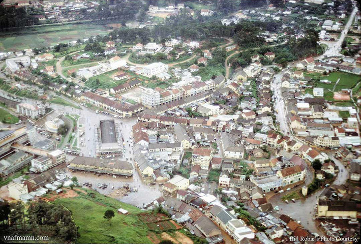 Toàn cảnh khu vực trung tâm Đà Lạt năm 1968 sau một cơn mưa. Chợ Đà Lạt nằm bên trái.