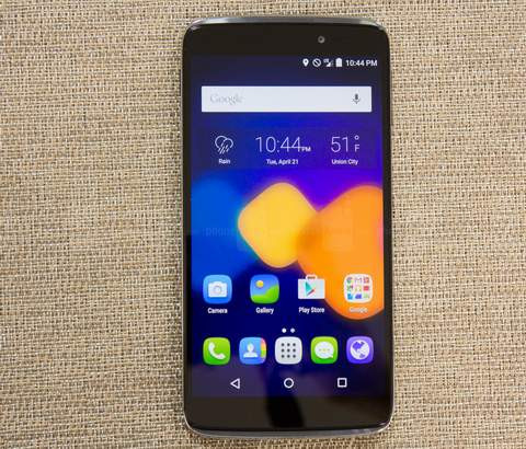 Alcatel oneTouch Idol 3. Chỉ mỏng 7,4mm, oneTouch Idol 3 được trang bị màn hình 5,5-inch Full HD 1080p và vi xử lý Snapdragon 615 8 lõi tốc độ 1.7GHz. Tất nhiên, ở thời điểm hiện tại đây không phải là con chip 8 lõi mạnh nhất nhưng nó vẫn mang lại hiệu suất vượt trội, đặc biệt là khi smartphone chip 8 lõi này chỉ có giá 250USD (tại Mỹ có thể mua qua Amazon). Chiếc smartphone của Alcatel còn hỗ trợ kết nối LTE 4G tốc độ cao, sở hữu bộ đôi camera 13MP & 8MP, RAM 2GB, bộ nhớ lưu trữ 16GB và dùng pin dung lượng 2910mAh. oneTouch Idol 3 cũng có phiên bản 4,7-inch nhỏ hơn nhưng lại dùng chip lõi tứ thay cho lõi 8.