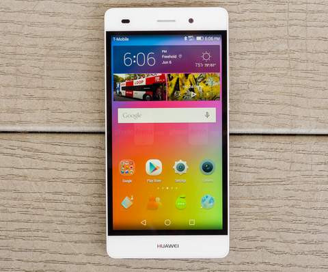 Huawei P8 lite. P8 lite là phiên bản nhỏ hơn và rẻ tiền hơn so với mẫu P8 cao cấp củaHuawei. Trong khi phiên bản quốc tế của P8 lite dùng chip HiSilicon Kirin 620 8 lõi 64-bit tốc độ 1.2GHz do chính Huawei phát triển thì phiên bản tại Mỹ lại dùng chip Snapdragon 615 của Qualcomm. Tất nhiên, hiệu suất của P8 lite không quá khủng nhưng ở đây chúng ta đang nói đến chiếc smartphone có giá chỉ 249USD. Bản P8 lite được trang bị màn hình 5-inch độ phân giải 720p, camera chính 13 "chấm", RAM 2GB, bộ nhớ lưu trữ 16GB và pin dung lượng 2200mAh. Nhược điểm lớn nhất của P8 lite là vẫn chạy trên phiên bản Android 4.4.4 KitKat "cổ lỗ sĩ".