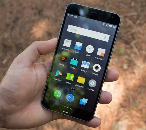 Meizu m2 note. Liệu rằng bạn có thể sở hữu được chiếc smartphone dùng chip 8 lõi mà giá chưa tới 200USD không? Meizu m2 note là bằng chứng cho thấy điều này hoàn toàn có thể. Giá của sản phẩm chỉ khoảng 170USD (bản unlock) và được bán qua Amazon. Máy chỉ có duy nhất phiên bản giá rẻ, tuy nhiên thông số phần cứng cũng khá ấn tượng: màn hình 5,5-inch 1080p, camera chính 13 "chấm", phụ - 5MP, chip 8 lõi MediaTek MT6753 64-bit tốc độ 1.3Ghz, RAM 2GB, bộ nhớ lưu trữ 16GB và pin 3100 mAh. Meizu m2 note chạy trên phiên bản Android Lollipop, dùng giao diện UI Flyme của riêng Meizu.