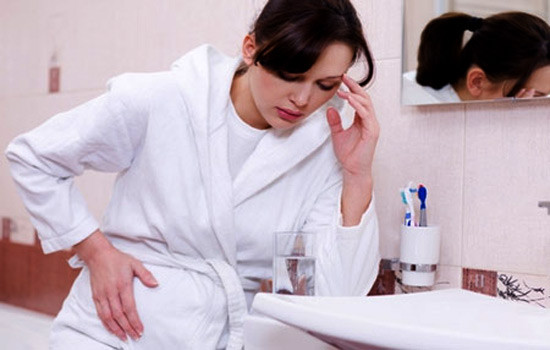 Táo bón. “Đi nặng” là cách thải độc tố tự nhiên của cơ thể. Nếu việc đi vệ sinh gặp khó khăn và không đều đặn mỗi ngày thì có thể độc tố đã bị tái hấp thụ vào đường máu vì không được thải ra ngoài.