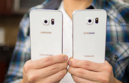 1. Samsung Galaxy S6 & Galaxy S6 edge. Với bộ đôi S6, Samsung đã loại bỏ một tính năng được nhiều người dùng ưa chuộng là pin tháo rời được. Tuy nhiên, hãng đã "đền bù" cho họ tính năng sạc nhanh. Trong bài test của PhoneArena, phiên bản S6 chuẩn có thể sạc đầy 100% pin trong vòng 76 phút, còn bản S6 Edge lâu hơn một chút - 83 phút. Trong số tất cả các smartphone đầu bảng hiện hành, S6 chính là smartphone sạc pin siêu tốc nhất.