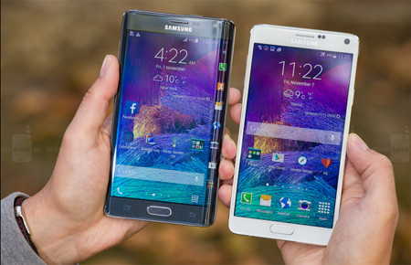 2. Samsung Galaxy Note 4 & Galaxy Note Edge. Nhưng không phải đến S6, Samsung mới tìm đến với giải pháp sạc siêu tốc. Trên thực tế, Samsung Galaxy Note 4 và người anh em màn hình cong của nó mới là hai smartphone đầu bảng đầu tiên của Samsung được trang bị tính năng này. Trong bài test, Note 4 có thể sạc đầy sau 95 phút, còn Note Edge tăng từ 0% lên 100% trong 82 phút. Thời gian này tương đương với S6, nhưng nên nhớ rằng dung lượng pin của Note 4 và Note Edge lớn hơn so với hai model của năm nay. Đấy là chưa kể pin của chúng còn có thể tháo rời được.