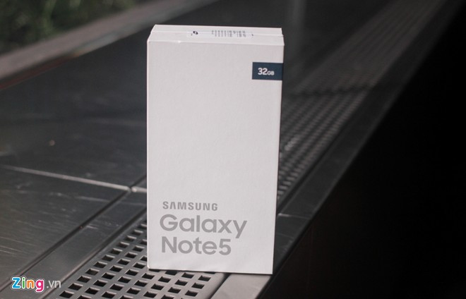 Đây là hộp đựng Samsung Galaxy Note 5 phiên bản 32 GB. Tại sự kiện của mình, hãng cho biết sẽ bán ra hai model 32 và 64 GB. Trong khi đó, trên website của Mỹ, Samsung có giới thiệu bản 128 GB. Với bản thấp nhất ở mức 32 GB, không hỗ trợ khe cắm thẻ nhớ, dung lượng này khá hạn chế với người thích xem phim, chụp nhiều ảnh.