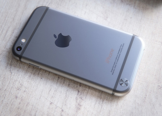Khi gập lại, máy không khác nào iPhone 6 nhưng nhỏ và dày hơn.
