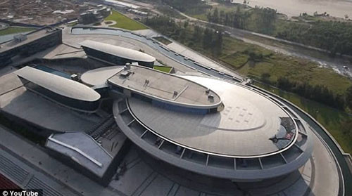 Tòa nhà phi thuyền không gian trị giá 150 triệu đôla. Tòa nhà lấy ý tưởng từ con tàu không gian Star Trek có giá trị lên tới 150 triệu đôla (3271,725 tỷ đồng) nằm tại thành phố Changle, tỉnh Fujian, Trung Quốc. Đây là trụ sở chính của hãng phát triển game hàng đầu NetDragon. Trong tòa nhà thậm chí còn có bộ xương hóa thạch của loài khủng long Tyrannosaurus.
