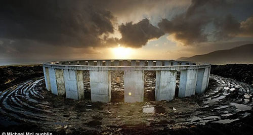 Công trình "nhái" Stonehenge. Stonehenge, một công trình từ thuở xa xưa với nhiều bí ẩn đã được tỷ phú McNamara “nhái” lại với kết cấu hoàn toàn bằng xi măng. Công trình được đặt tại đảo Achill, Ai-len bao gồm 39 cột đá đứng với chiều cao 30m và chu vi 100m.Phải mất 6 tháng để lên kế hoạch xây dựng nhưng Stonehenge “nhái” chỉ cần ít ngày để hoàn thành. Công trình đã vấp phải nhiều sự phản đối từ hội đồng thành phố và chưa được cấp phép xây dựng. Tuy nhiên, McNamara cho rằng, nó không vi phạm điều luật nào mà chỉ đơn giản là một khu vườn rộng lớn.