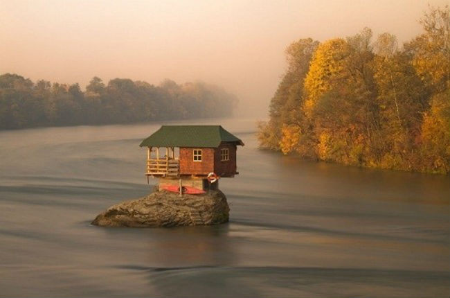 Ngôi nhà trên sông Drina, Bajina Basta, Serbia: Đó là ngôi nhà gỗ nhỏ trên một tảng đá nhô lên ở giữa dòng sông Drina, gần thị trấn Bajina Basta. Trải qua 45 năm, ngôi nhà độc nhất vô nhị này vẫn tồn tại và vẻ đẹp của nó đã thu hút sự chú ý cũng như khơi gợi trí tò mò của nhiều du khách.