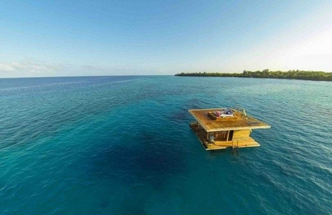 Manta Underwatar Room, đảo Pemba, Tanzania: Ngôi nhà này thuộc đảo Pemba, Tanzania. Bên cạnh phần nhà bằng gỗ nổi lên trên mặt biển, nó còn bao gồm một phần kiến trúc dưới mặt nước, cho phép du khách tha hồ ngắm vẻ đẹp kì diệu của đại dương.