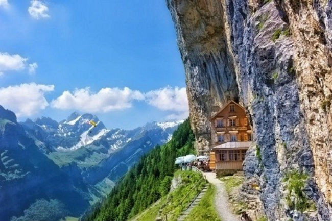 Khách sạn Ascher, dãy Alpes, Thụy Sĩ: Khách sạn Ascher nằm trên vách núi đá cheo leo của dãy Alpes, Thụy Sĩ, cao hơn 5.000 m so với mặt nước biển. Nơi đây là một điểm thu hút du lịch của khu vực núi Alpes bởi vị thế hiểm trở, hoàn toàn phù hợp cho những du khách thích cảm giác mạnh.