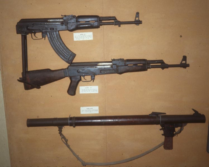 Các phiên bản súng trường AK-47 và súng cối B-40 (RPG-2) Quân đội Nhân dân Việt Nam từng sử dụng trong cuộc kháng chiến chống Mỹ.